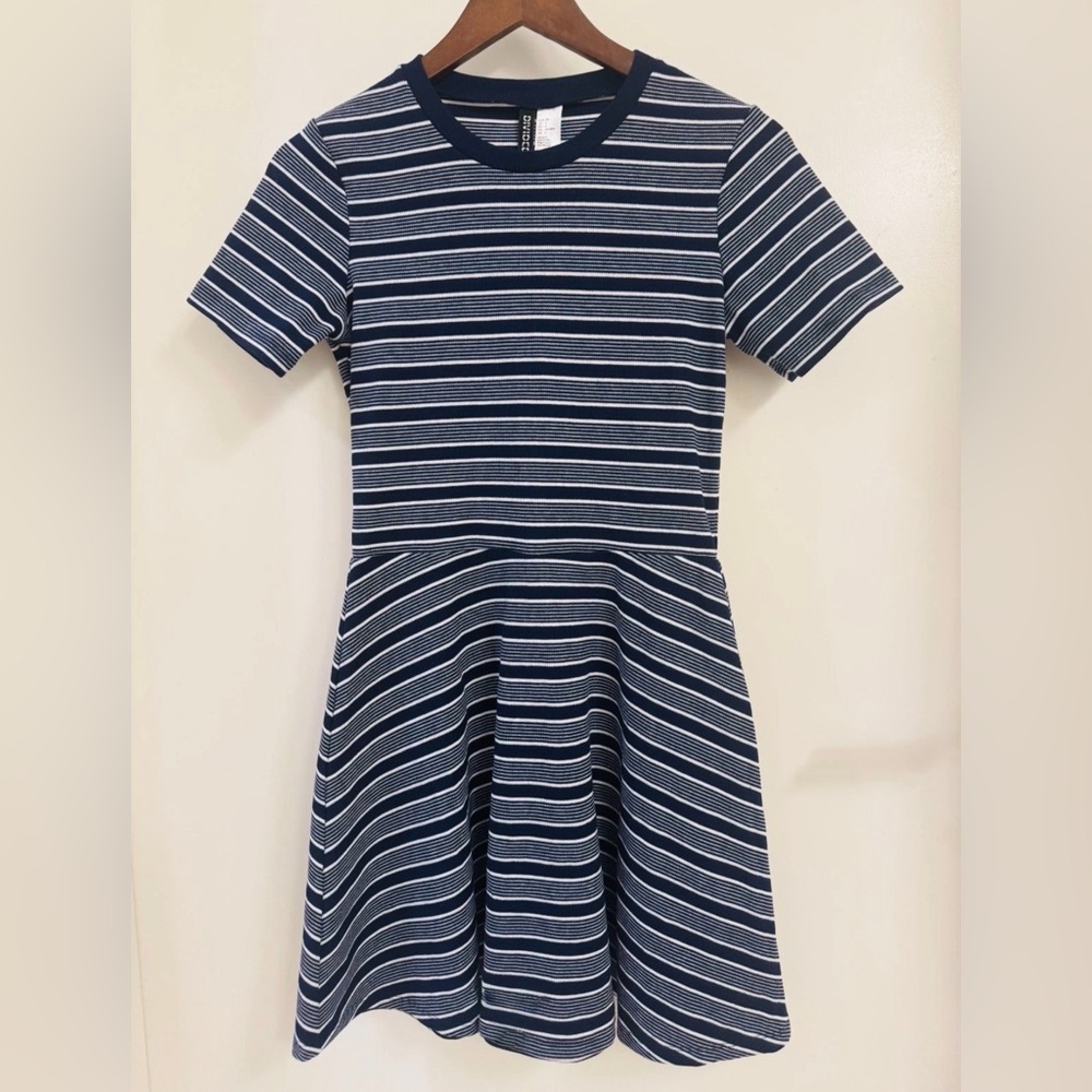 H&M Striped Skater Dress Navy White Short Sleeve Fit & Flare Size 6. Like New
